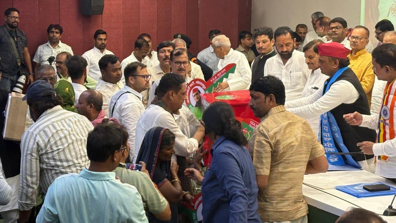 Uttar Pradesh: Ten Leaders From BJP and BSP Join Samajwadi Party in Lucknow
