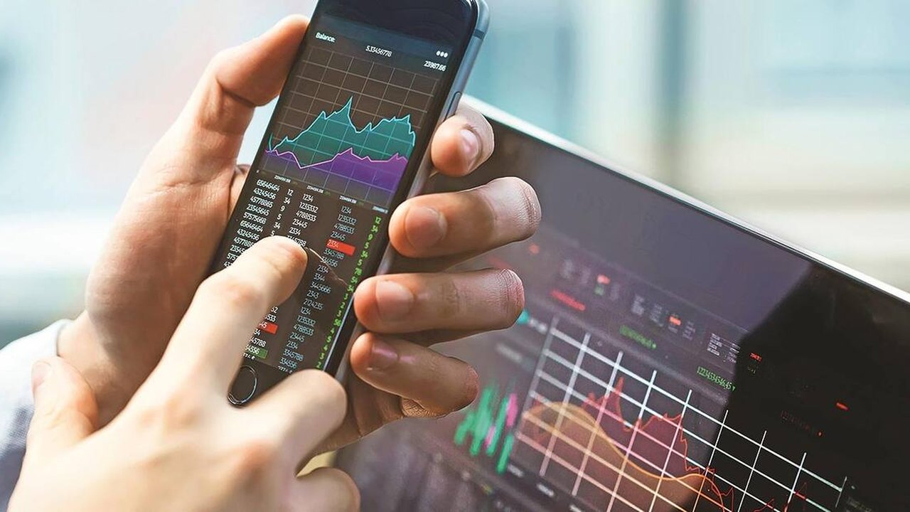 Indian Benchmark Indices Climb as Sensex Gains Over 550 Points and Nifty Crosses 22,800