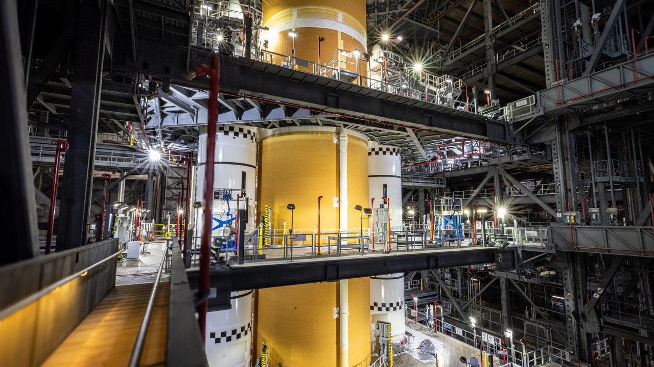 NASA Integrates Artemis III SLS Core Stage with Boosters at Kennedy Space Center