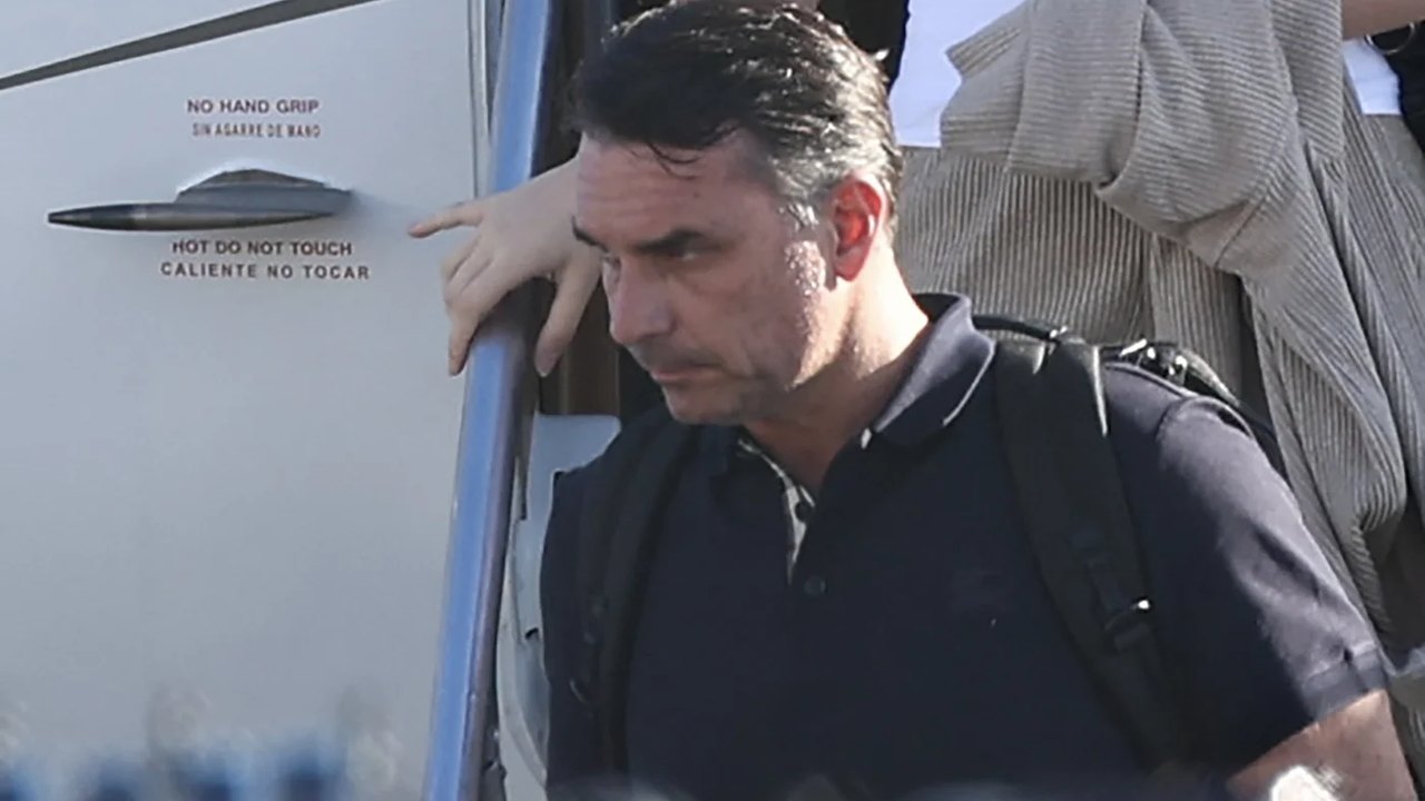 Flávio Bolsonaro Arrives in Florida After Fleeing Brazil Following Election Defeat