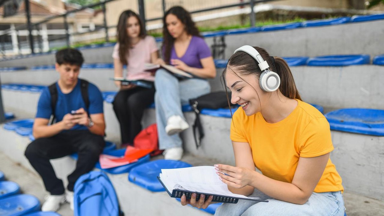 डिजिटल शिक्षा में बढ़ती अकेलापन: विश्वविद्यालयों को चाहिए सामुदायिक‑सहयोग की दिशा