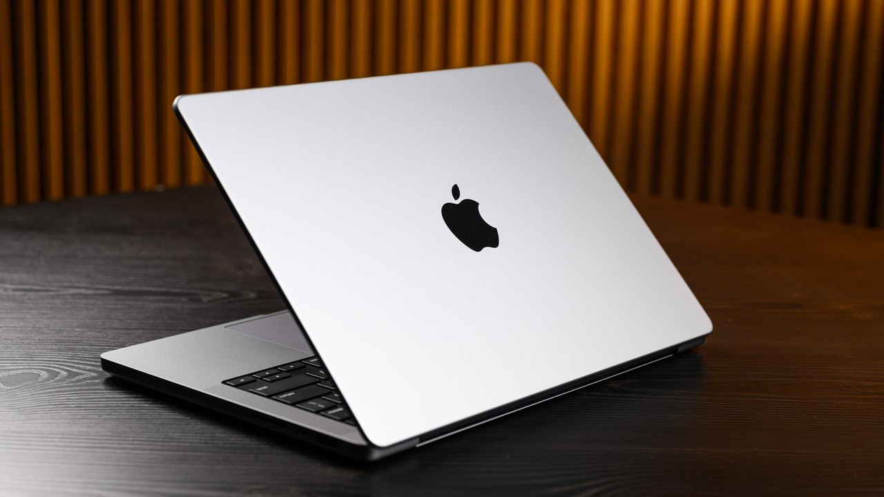Two Decades of Influence: How the MacBook Redefined Modern Laptops — article featured image